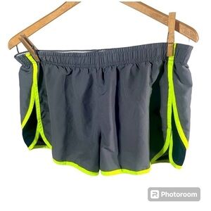 Women's Under Armour Running Shorts Size Med Loose Athletic Heatgear Lined